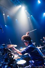 氣志團サポートメンバーの叶亜樹良（Dr）。（Photo by Yukihide "JON..."Takimoto）