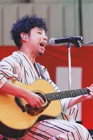 吉田結威（G, Vo）（撮影：冨田味我）