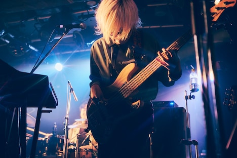 飯沼一暁（B / レトロリロン）（Photo by Tetsuya Yamakawa）