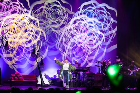 豊崎愛生「LAWSON presents 豊崎愛生 カバーコンサート2025 AT living II ～sing of youth～」の様子。（撮影：佐藤薫）