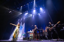 豊崎愛生「LAWSON presents 豊崎愛生 カバーコンサート2025 AT living II ～sing of youth～」の様子。（撮影：佐藤薫）