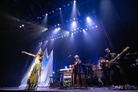 豊崎愛生「LAWSON presents 豊崎愛生 カバーコンサート2025 AT living II ～sing of youth～」の様子。（撮影：佐藤薫）