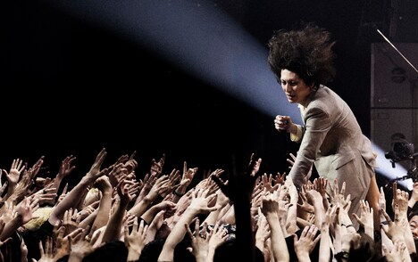 志磨遼平（Vo, G）（撮影：森好弘）