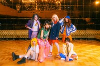 PIGGS。左上から時計回りにSHELLME、BAN-BAN、BIBI、プー・ルイ、KINCHAN、SU-RING。