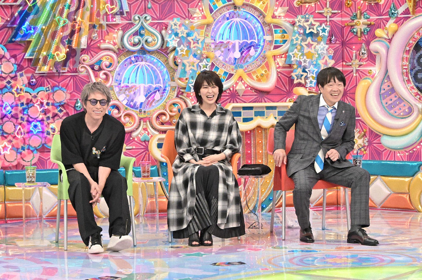 「ビビリ-1グランプリ 2025」MC側ゲストの（左から）田村淳、松たか子、蛍原徹
