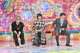 「ビビリ-1 グランプリ 2025」左からMC側ゲストの田村淳、松たか子。MCの蛍原徹。©テレビ朝日