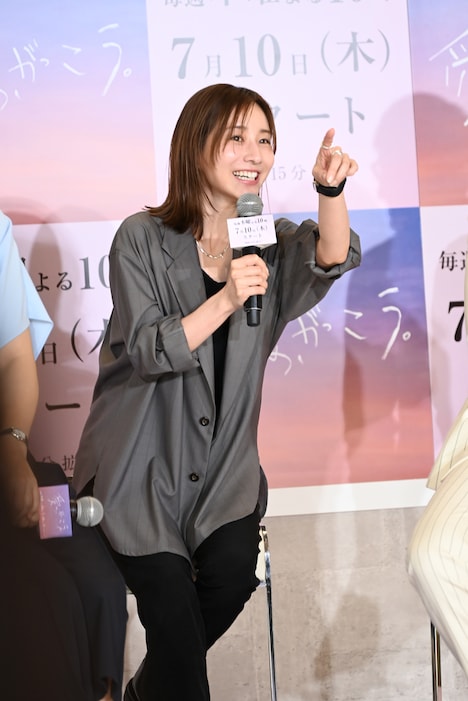 「あのカメラに向かって！」とラウールに指南する田中みな実。