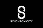 「SYNCHRONICITY」ロゴ
