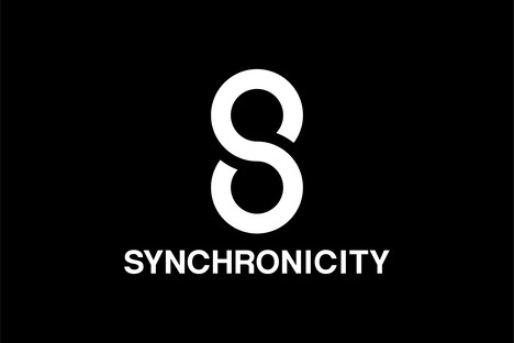 「SYNCHRONICITY」ロゴ
