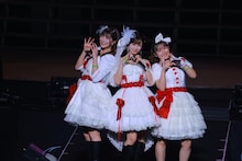 左から羽賀朱音、生田衣梨奈、横山玲奈。