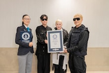 ギネス世界記録の賞状を受け取るm-flo。