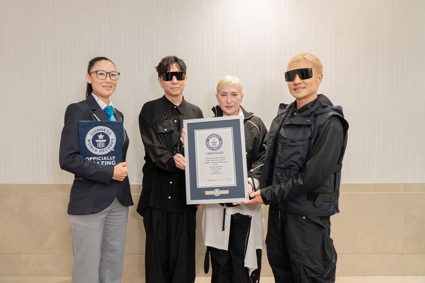 ギネス世界記録の賞状を受け取るm-flo。