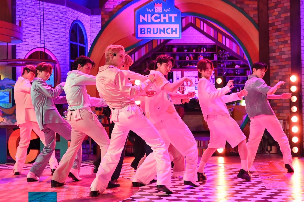 パフォーマンス中のINI。©TBS