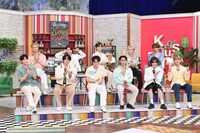 拍手をしたりポーズをキメたりするINI。©TBS