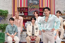 トーク中のINI。©TBS