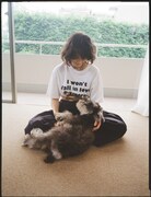 「TANGTANG for NORIYUKI MAKIHARA」を着用して犬と戯れる臼田あさ美。