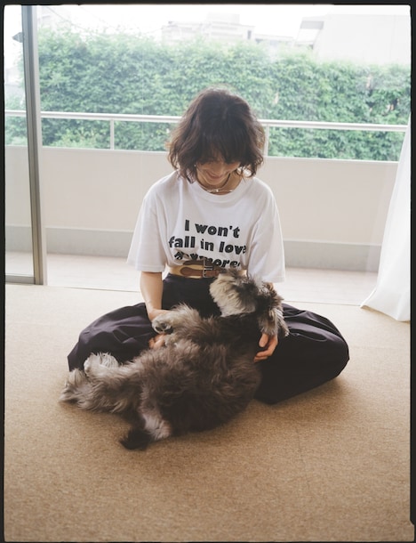 「TANGTANG for NORIYUKI MAKIHARA」を着用して犬と戯れる臼田あさ美。