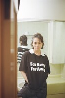 「TANGTANG for NORIYUKI MAKIHARA」を着用する臼田あさ美。