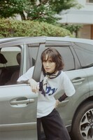 「TANGTANG for NORIYUKI MAKIHARA」を着用する臼田あさ美。