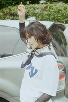 「TANGTANG for NORIYUKI MAKIHARA」を着用する臼田あさ美。