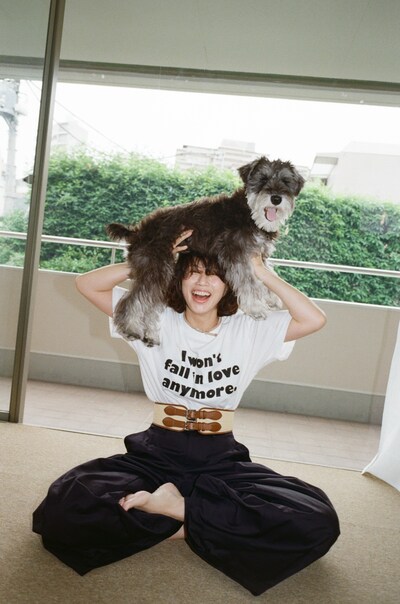 「TANGTANG for NORIYUKI MAKIHARA」を着用して犬を肩に乗せる臼田あさ美。