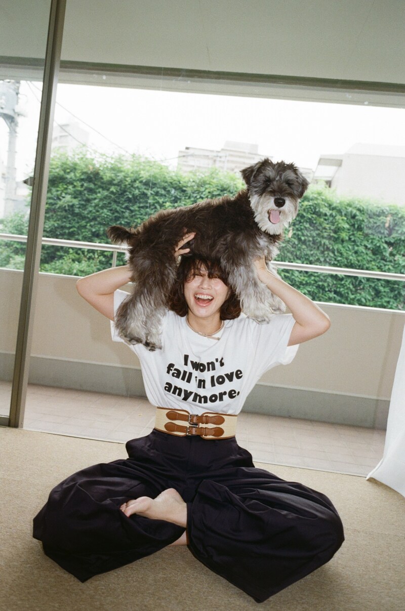 「TANGTANG for NORIYUKI MAKIHARA」を着用して犬を肩に乗せる臼田あさ美。