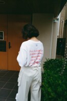 「TANGTANG for NORIYUKI MAKIHARA」を着用する臼田あさ美。