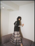 「TANGTANG for NORIYUKI MAKIHARA」を着用する臼田あさ美。