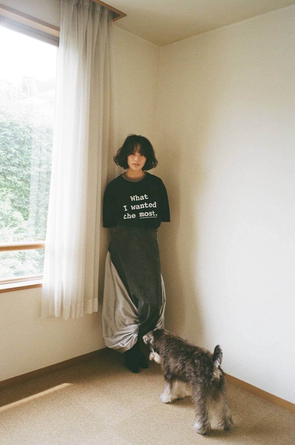 「TANGTANG for NORIYUKI MAKIHARA」を着用する臼田あさ美。そばには犬。