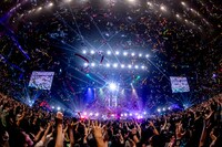 会員投票第1位楽曲「bad music disco」ではテープキャノンが会場に放たれた。（Photo by Viola Kam［V'z Twinkle］）