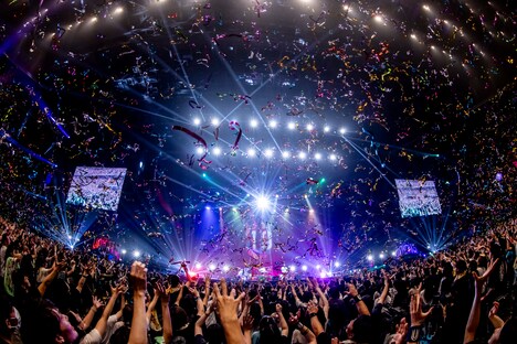 会員投票第1位楽曲「bad music disco」ではテープキャノンが会場に放たれた。（Photo by Viola Kam［V'z Twinkle］）