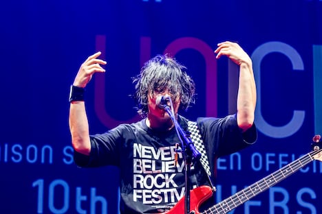 田淵智也（B）（Photo by Viola Kam［V'z Twinkle］）