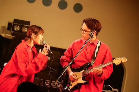 視線を合わせるえみそん（左）、三浦太郎（右）。（撮影：曽我美芽）