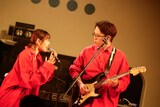 視線を合わせるえみそん(左)、三浦太郎(右)。(撮影:曽我美芽)