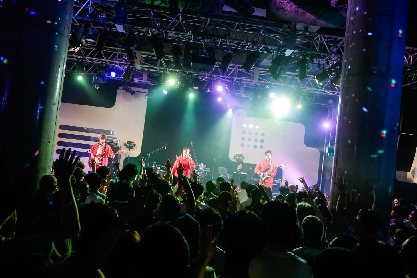 フレンズのライブの様子。（撮影：曽我美芽）