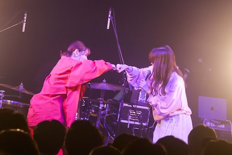 グータッチをするえみそん（左）と池田智子（右）。（撮影：曽我美芽）