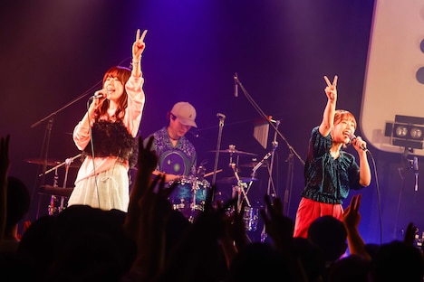 一緒に歌う池田智子（左）、えみそん（右）。