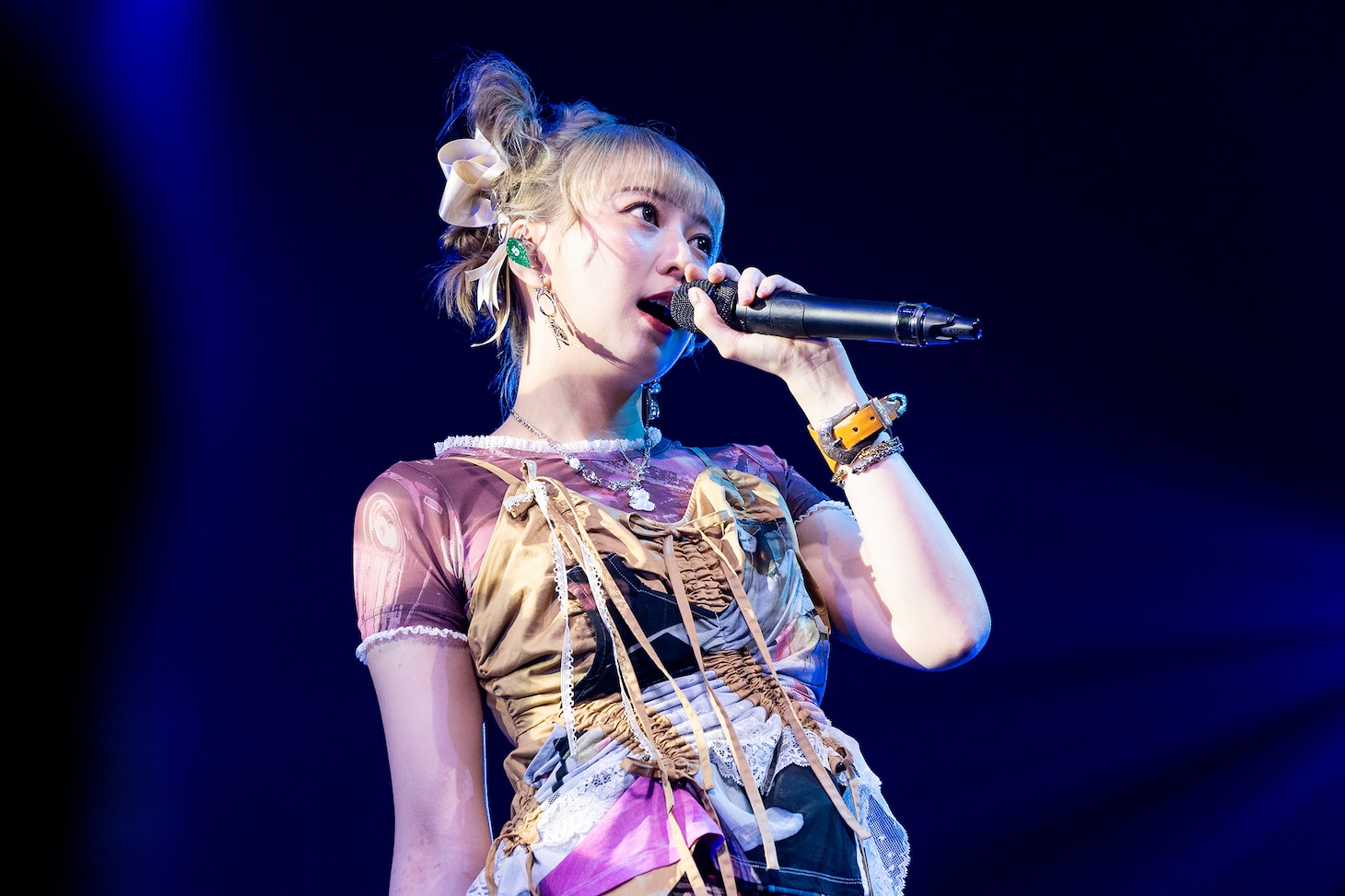 安本彩花