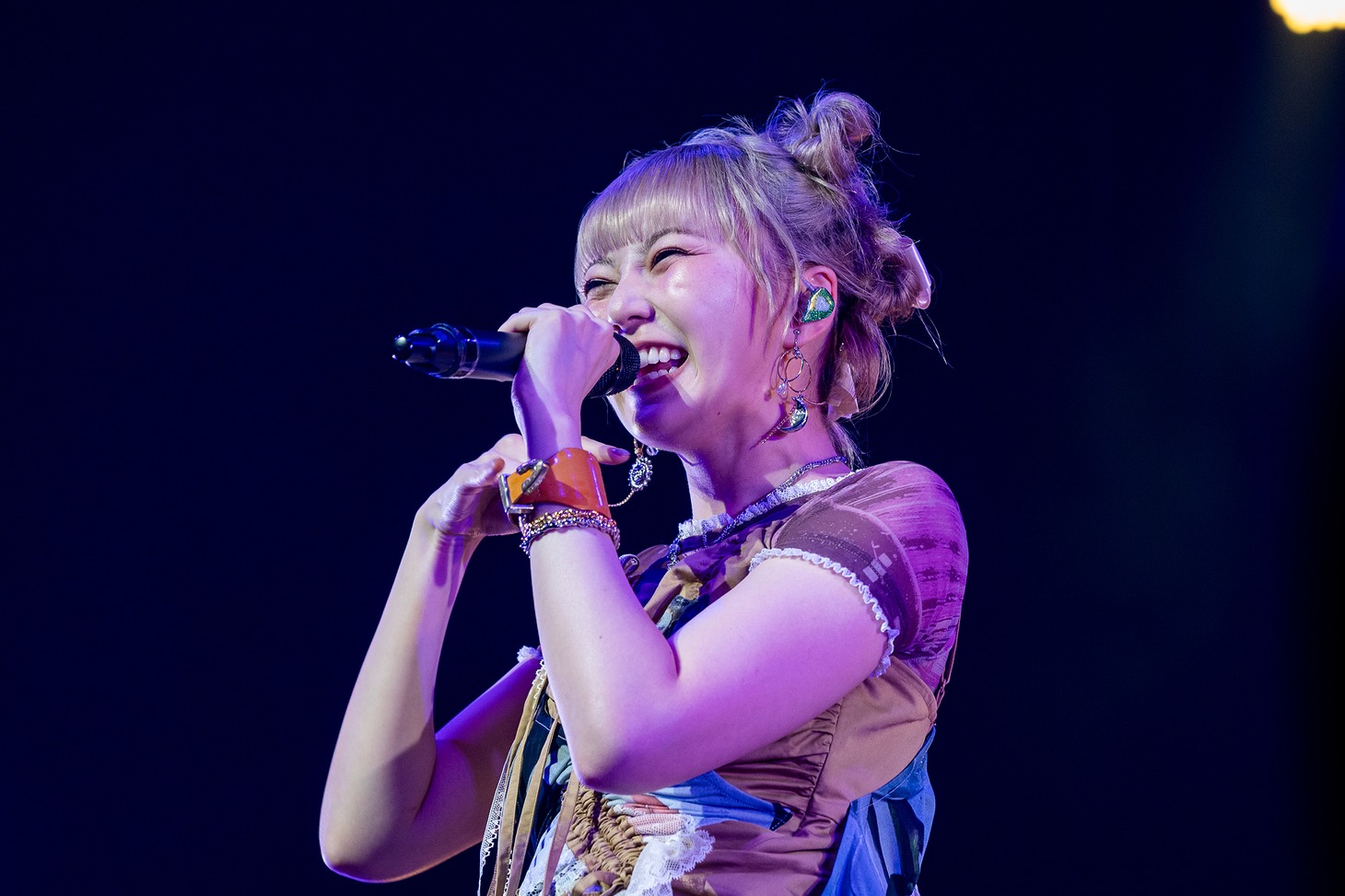 安本彩花