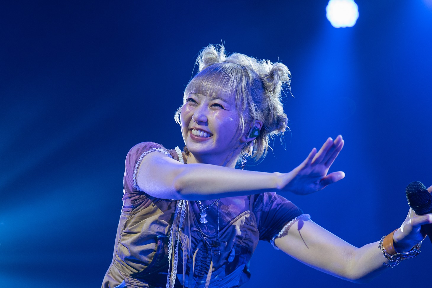 安本彩花