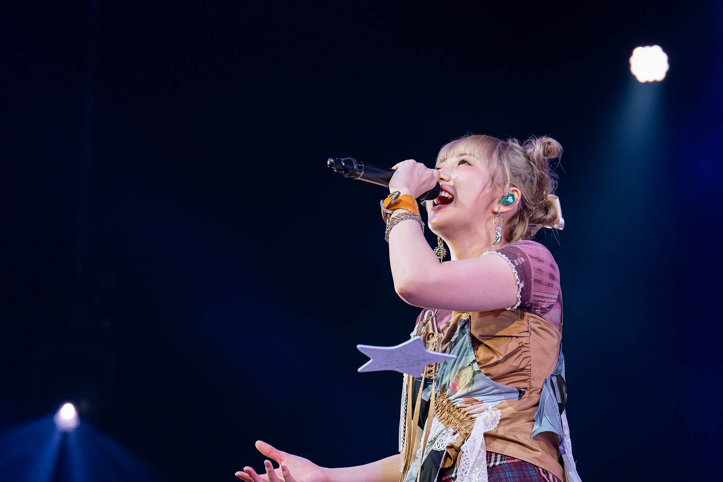 安本彩花