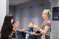 安本彩花（右）へのサプライズに成功した仲村悠菜（左）。