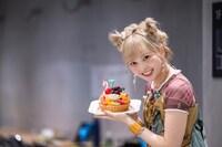 ケーキをもらった安本彩花。