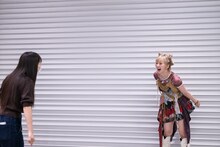 ケーキをくれた仲村悠菜（左）と2人きりで円陣を組む安本彩花（右）。