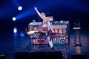 DJブースを飛び出して「仮契約のシンデレラ」に合わせて踊る安本彩花。
