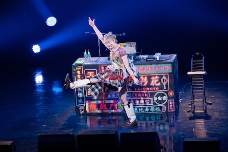 DJブースを飛び出して「仮契約のシンデレラ」に合わせて踊る安本彩花。