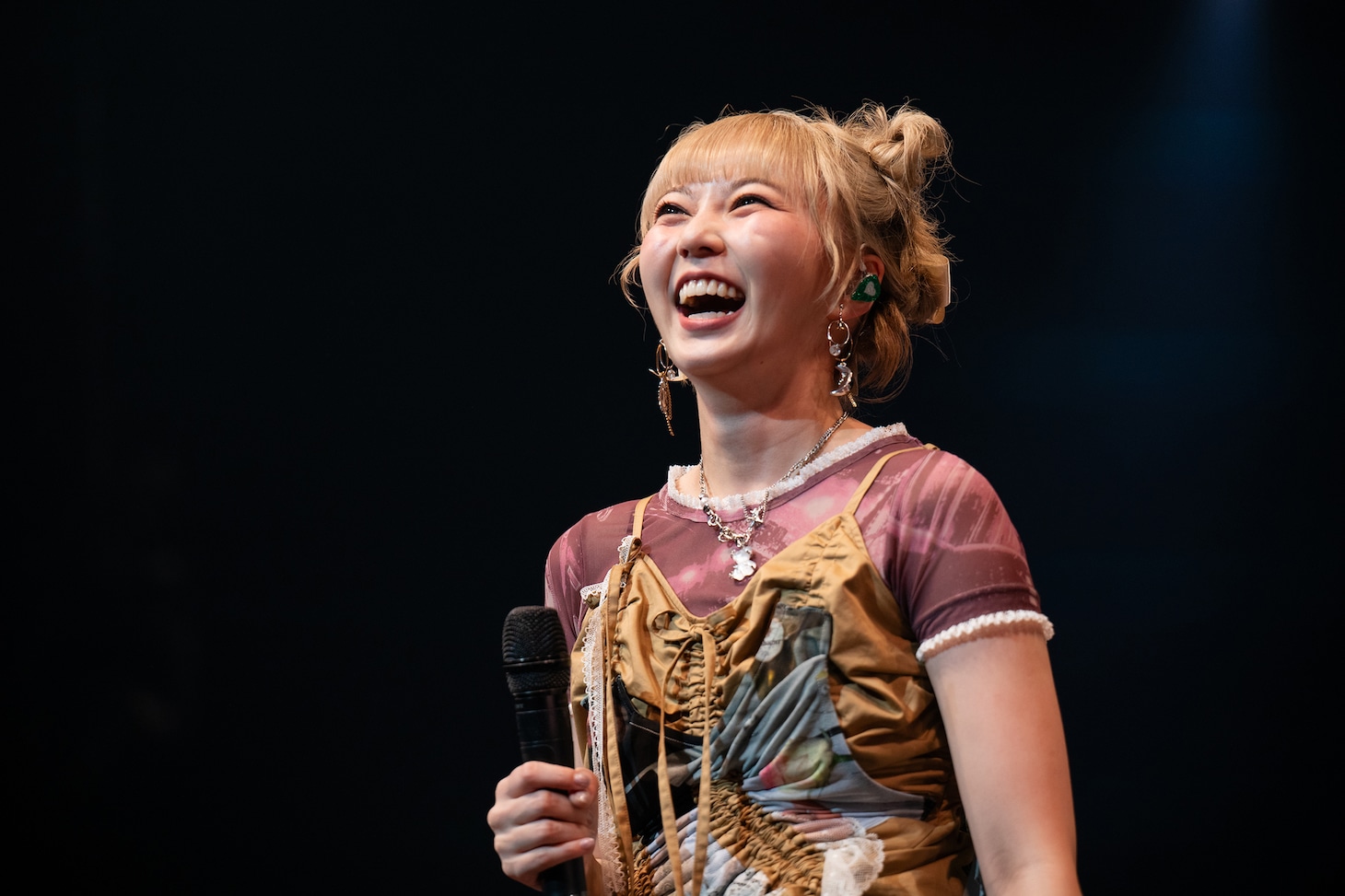 安本彩花