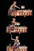 不思議エピソードを話すも話が伝わらず身振り手振りで説明する安本彩花。