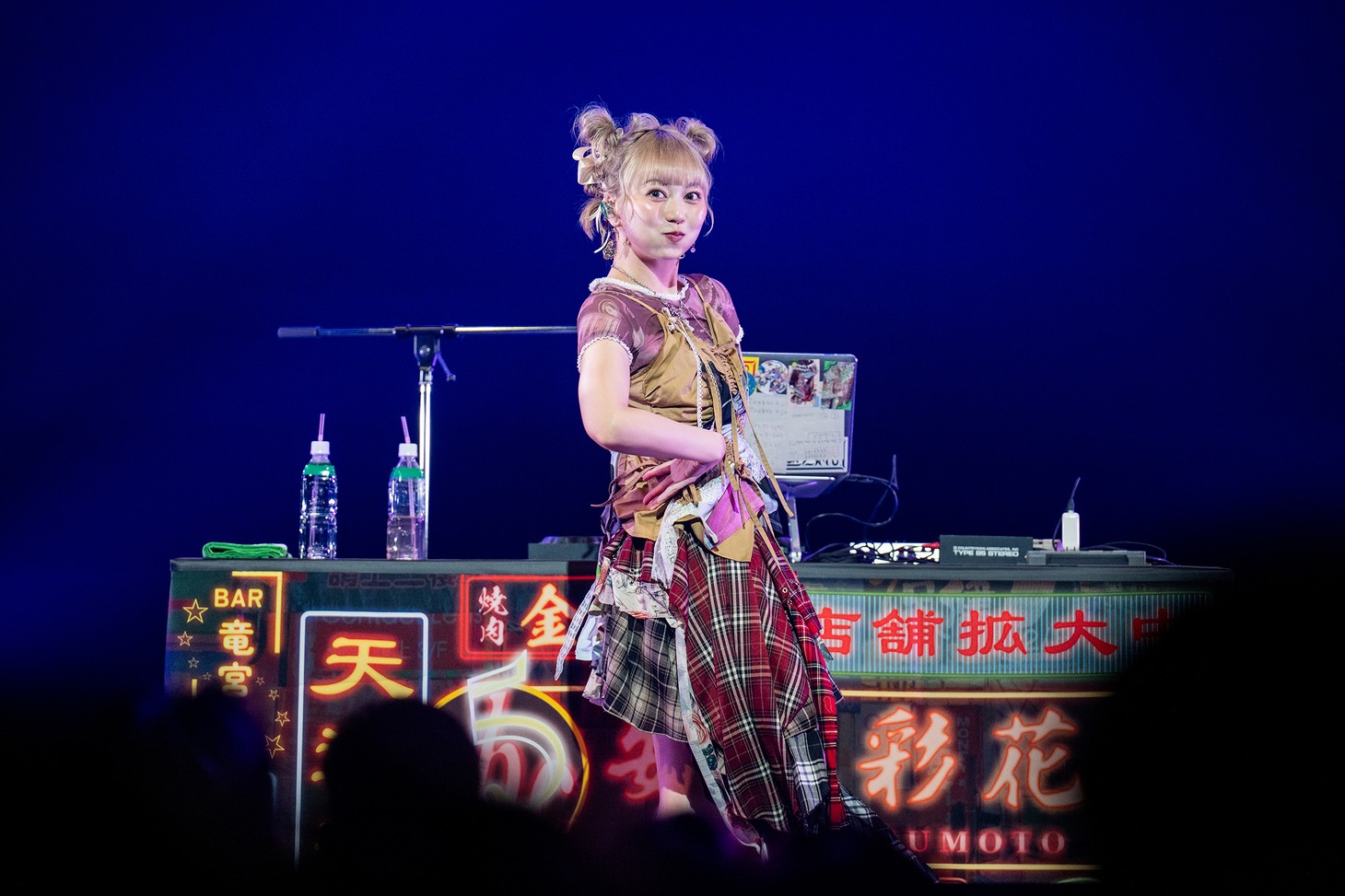 安本彩花