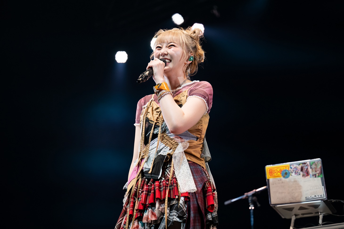 安本彩花